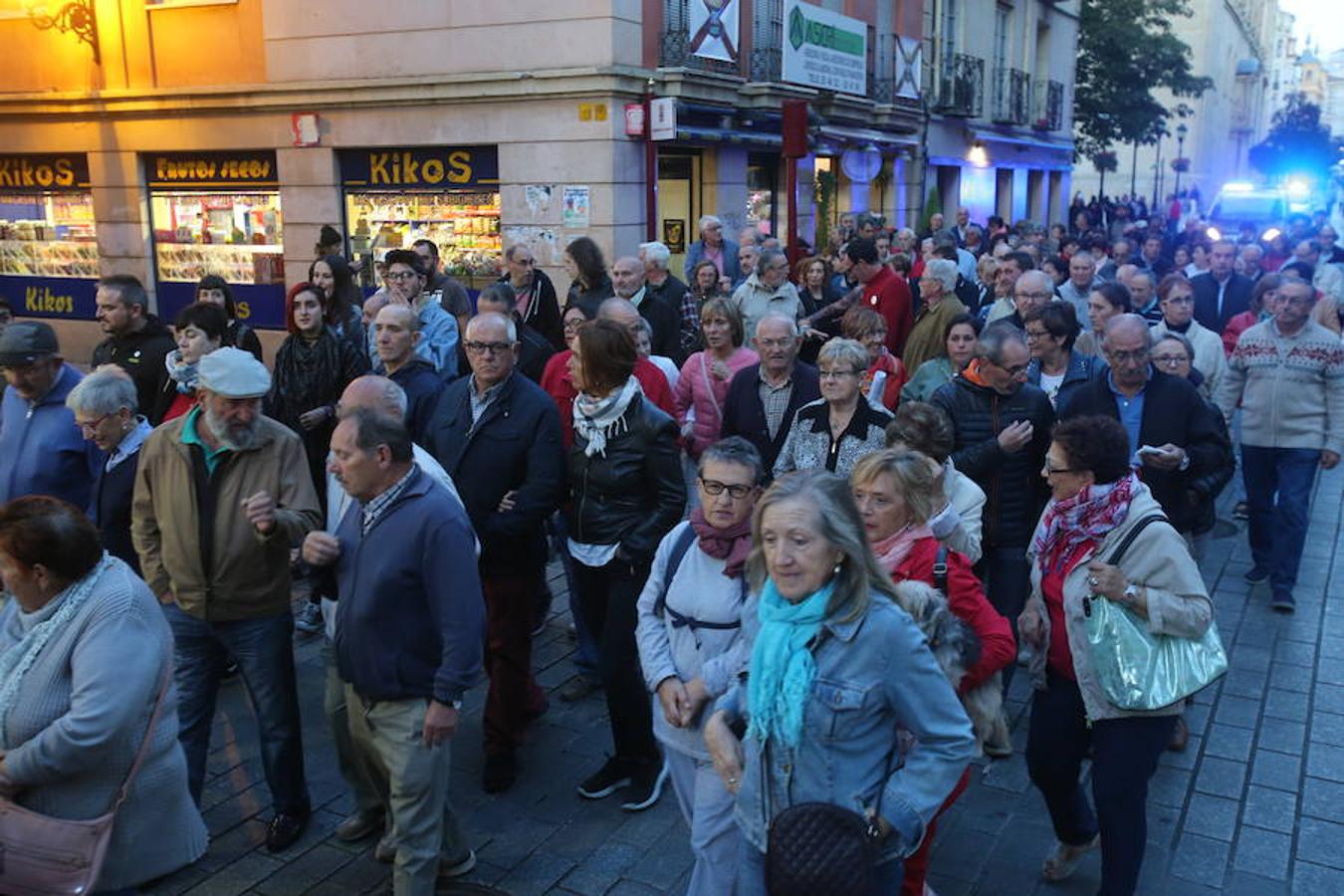 Alrededor de medio millar de personas se han manifestado hoy por el centro de Logroño para reclamar la «defensa» de las pensiones públicas y que su revalorización se blinde en la Constitución.