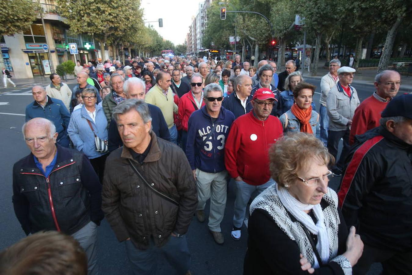 Alrededor de medio millar de personas se han manifestado hoy por el centro de Logroño para reclamar la «defensa» de las pensiones públicas y que su revalorización se blinde en la Constitución.