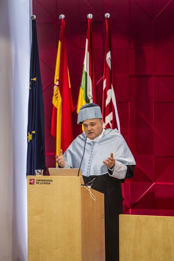 El rector de la Universidad de La Rioja (UR), Julio Rubio, ha inaugurado este lunes de forma oficial el curso 2018-2019 aunque está a dos días de someterse a una cuestión de confianza en el claustro, que podría determinar su salida de este puesto.