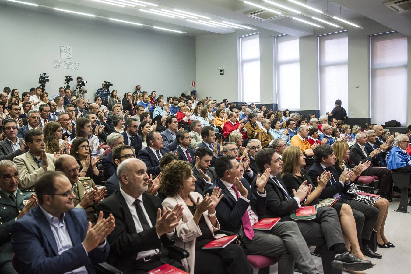 El rector de la Universidad de La Rioja (UR), Julio Rubio, ha inaugurado este lunes de forma oficial el curso 2018-2019 aunque está a dos días de someterse a una cuestión de confianza en el claustro, que podría determinar su salida de este puesto.