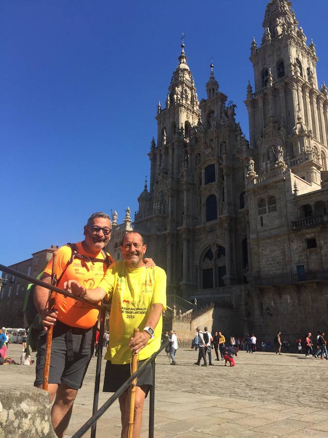 Miguel Ángel y Juanvi en la plaza del Obradoiro de Santiago tras alcanzar la meta. 