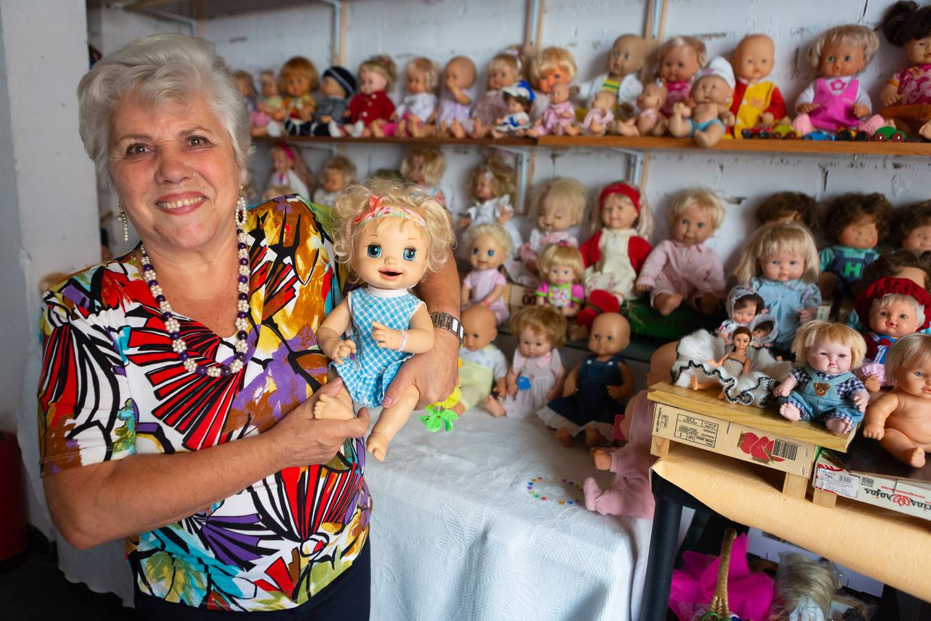 Charo Anguiano atesora una parte de su colección en un local en Rodríguez Paterna | Logroñesa de 70 años, llegó a regentar hasta cinco peluquerías y empezó a reunir piezas con su jubilación hace diez años 