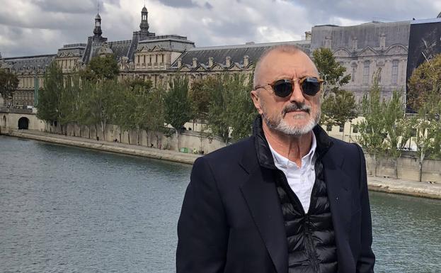 Arturo Pérez-Reverte, en el parisino Pont des Arts, un escenario de la última aventura de Falcó.