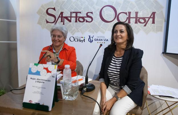 María José López y Concha Andreu, ayer durante la presentación del libro. :: díaz uriel