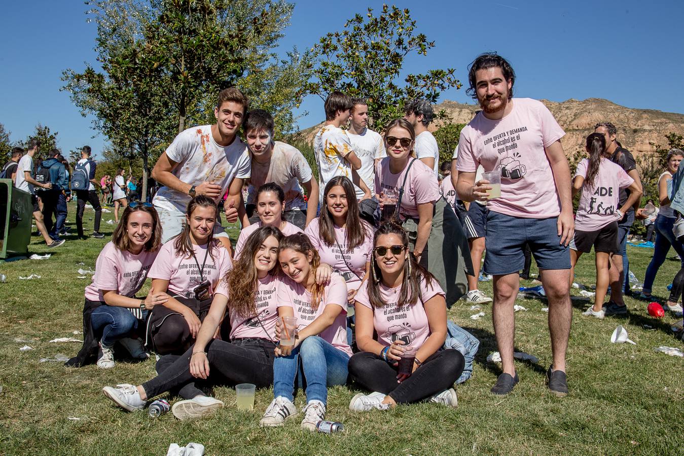 Numerosos estudiantes de la UR celebran un año más las tradicionales novatadas.