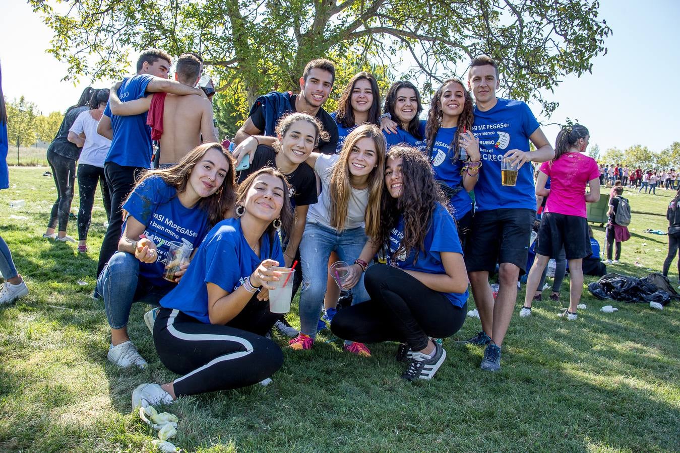 Numerosos estudiantes de la UR celebran un año más las tradicionales novatadas.