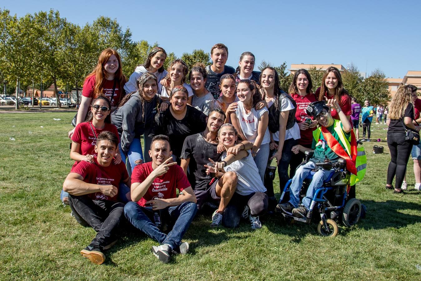 Numerosos estudiantes de la UR celebran un año más las tradicionales novatadas.