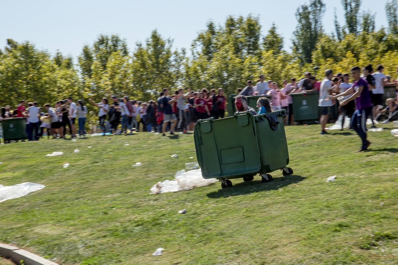 Numerosos estudiantes de la UR celebran un año más las tradicionales novatadas.