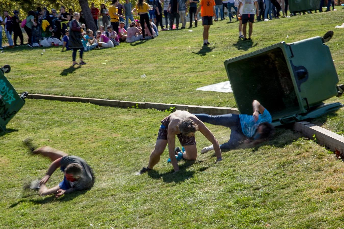 Numerosos estudiantes de la UR celebran un año más las tradicionales novatadas.