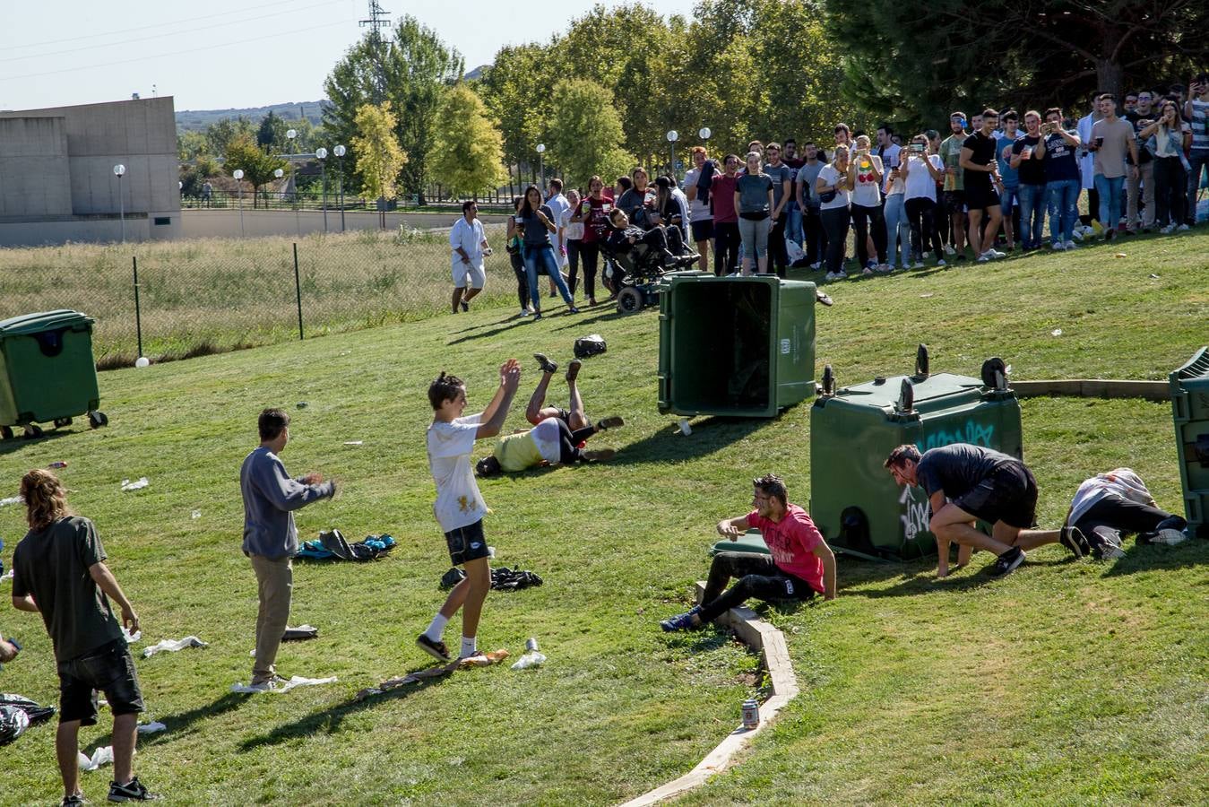 Numerosos estudiantes de la UR celebran un año más las tradicionales novatadas.