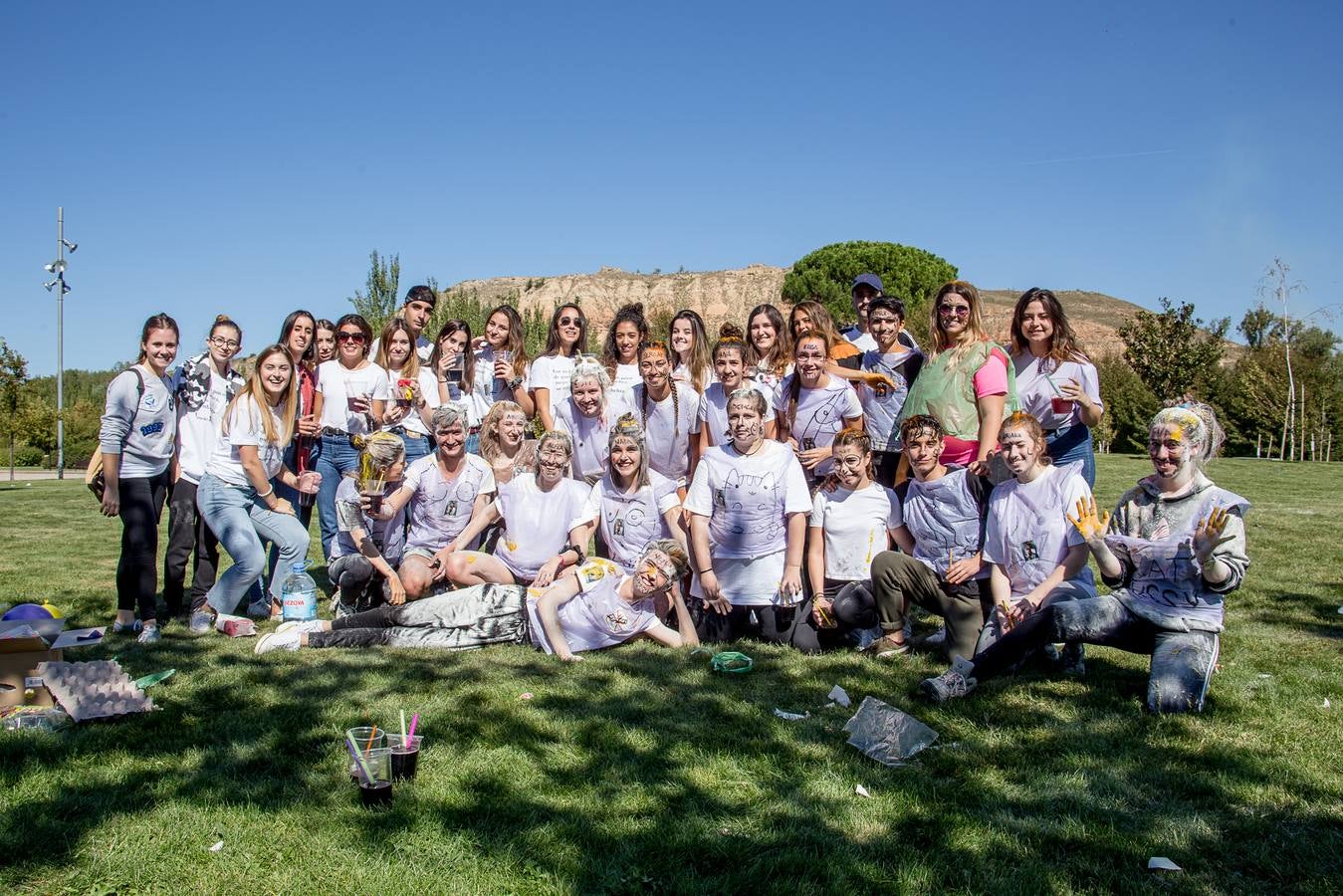 Numerosos estudiantes de la UR celebran un año más las tradicionales novatadas.