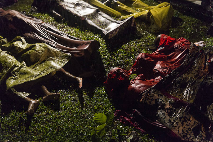 Cuerpos de los refugiados Rohingya expuestos después de que el barco en el que intentaban huir de Myanmar se hundiera a unos ocho kilómetros de la playa de Inani, cerca de Cox's Bazar, Bangladesh. Alrededor de 100 personas estaban en la embarcación antes de zozobrar. Hubo 17 supervivientes.