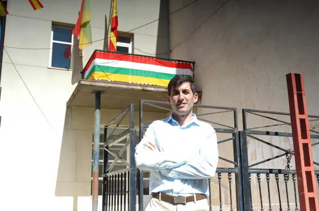 Héctor González Cruz junto al edificio de usos múltiples de Rincón de Olivedo. :: s.s.j.