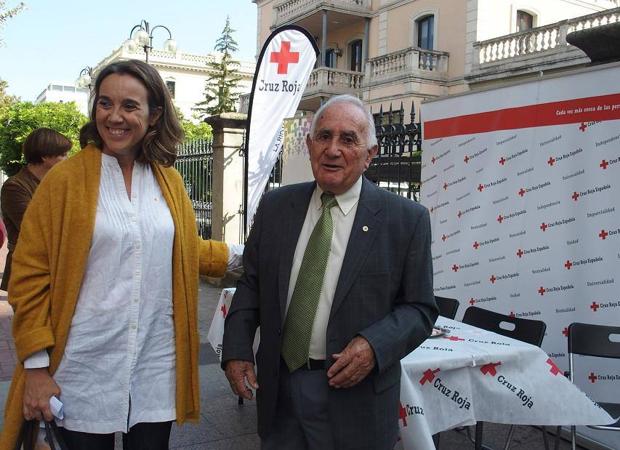 La alcaldesa de Logroño Cuca Gamarra con el presidente de Cruz Roja en La Rioja Fernando Reinares. 