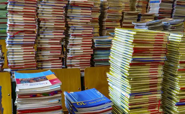 Libros de texto apilados en una librería. 