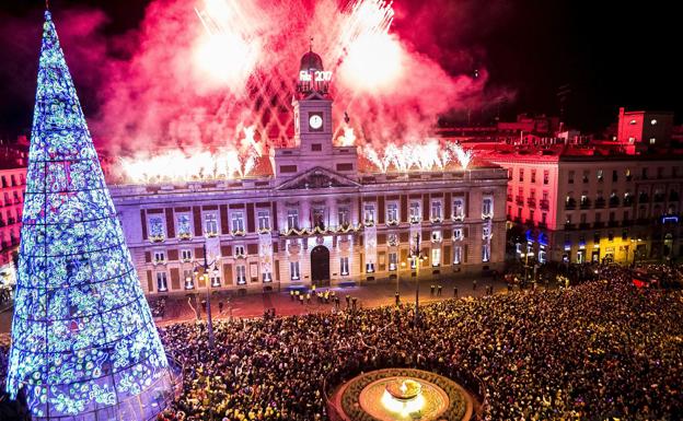 El reloj de la Puerta del Sol da la bienvenida al nuevo año.