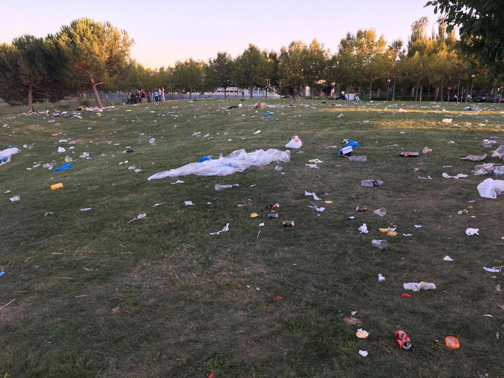 Así quedó el campus de la UR y la zona del botellón del Cubo del Revellín tras la fiesta que se montó después de las novatadas del jueves en Logroño.