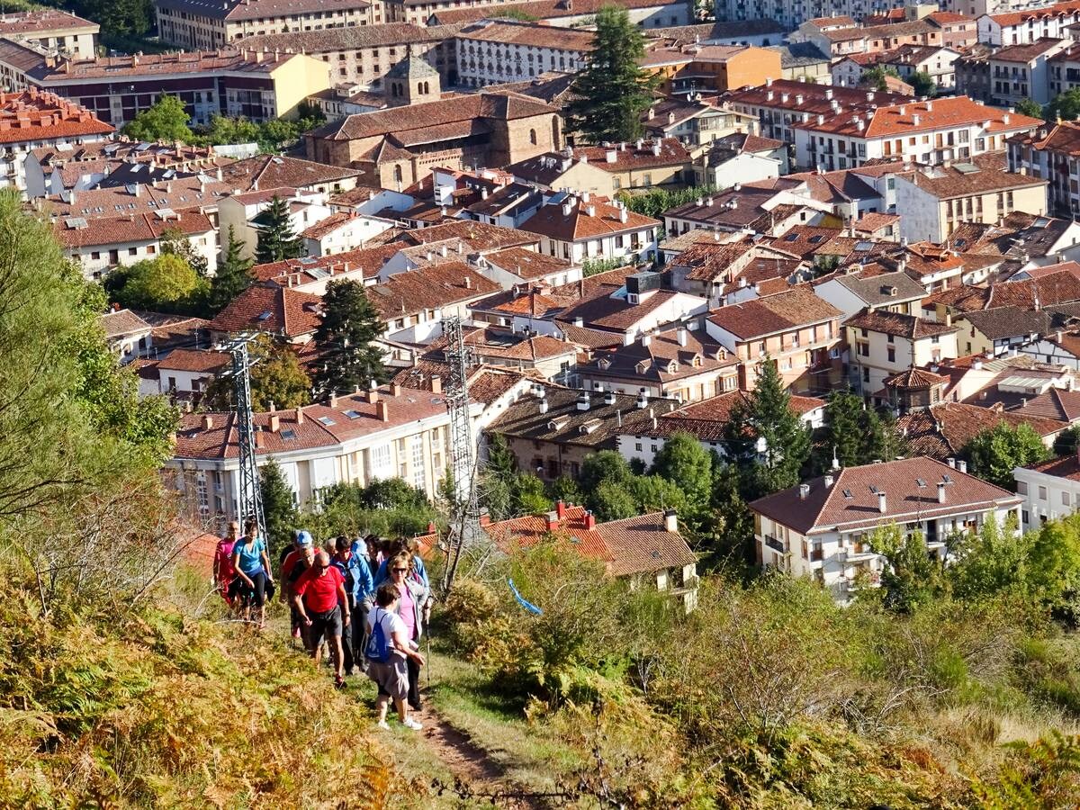 298 personas inscritas, de las que 225 tomaron la salida, y 2.982 euros recaudados. Son las cifras de la marcha senderista organizada por la peña Los Tímidos, 'Caminando, ¡por la vida!', celebrada el sábado en Ezcaray a beneficio de la Asociación Española Contra el Cáncer en La Rioja.