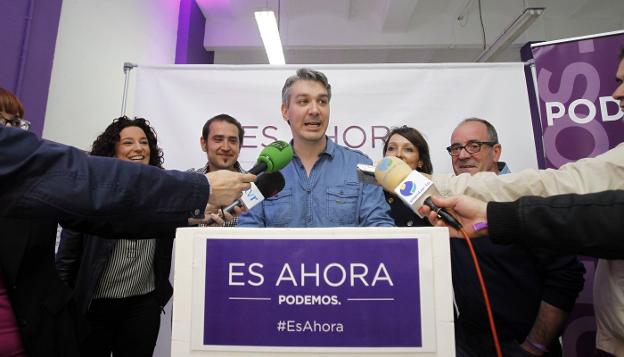 Cantabrana, delante de Sainz, Garrido, Rodríguez y Calvo en la noche electoral del 2015 cuando Podemos obtuvo 4 diputados. :: justo rodríguez