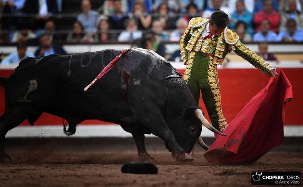 Diego Urdiales, al natural con el toro 'Gaiterito' de Alcurrucén en las pasadas Corridas Generales de Bilbao. :: andrè viard