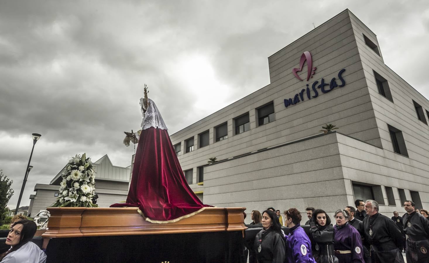 La procesión del Rosario ha partido esta mañana desde el colegio San José hasta la parroquia de La Vid, en Cascajos. Ha contado con una amplia participación de mujeres.