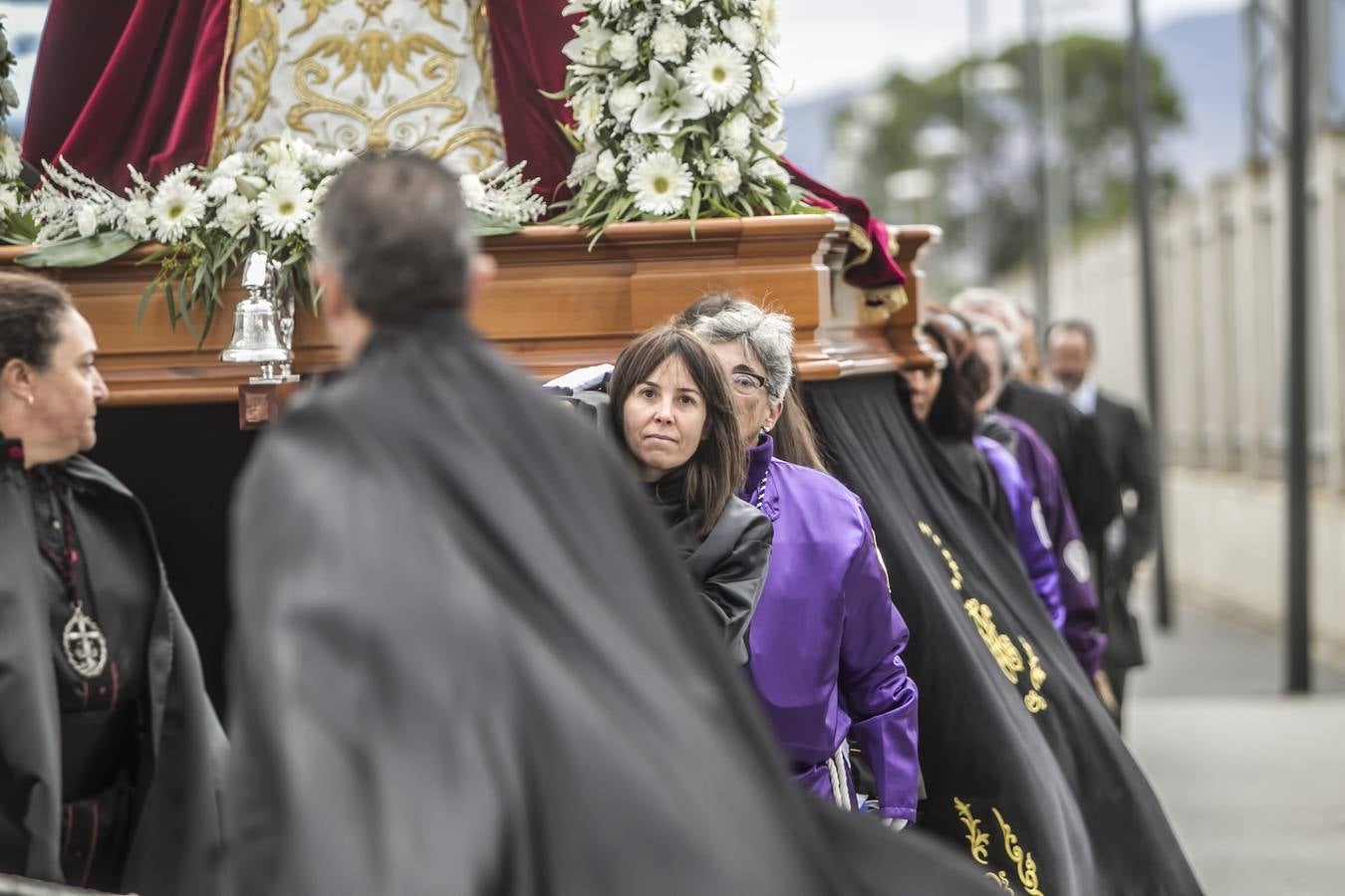 La procesión del Rosario ha partido esta mañana desde el colegio San José hasta la parroquia de La Vid, en Cascajos. Ha contado con una amplia participación de mujeres.