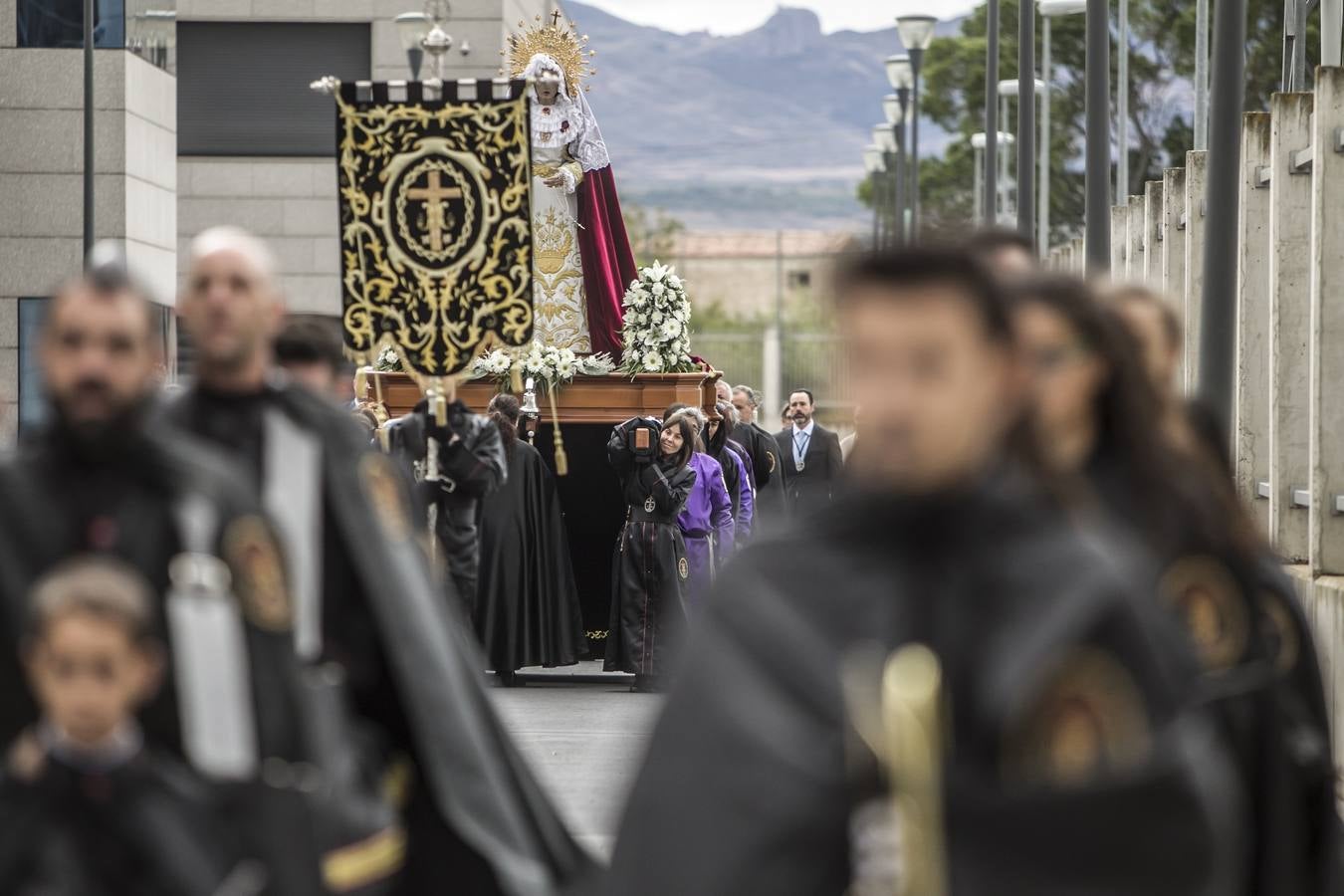 La procesión del Rosario ha partido esta mañana desde el colegio San José hasta la parroquia de La Vid, en Cascajos. Ha contado con una amplia participación de mujeres.