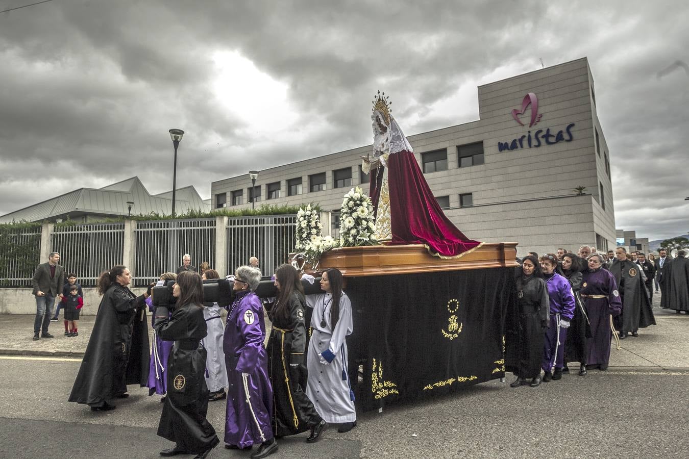 La procesión del Rosario ha partido esta mañana desde el colegio San José hasta la parroquia de La Vid, en Cascajos. Ha contado con una amplia participación de mujeres.