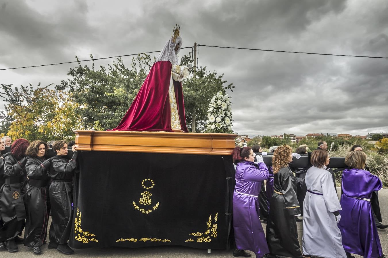 La procesión del Rosario ha partido esta mañana desde el colegio San José hasta la parroquia de La Vid, en Cascajos. Ha contado con una amplia participación de mujeres.