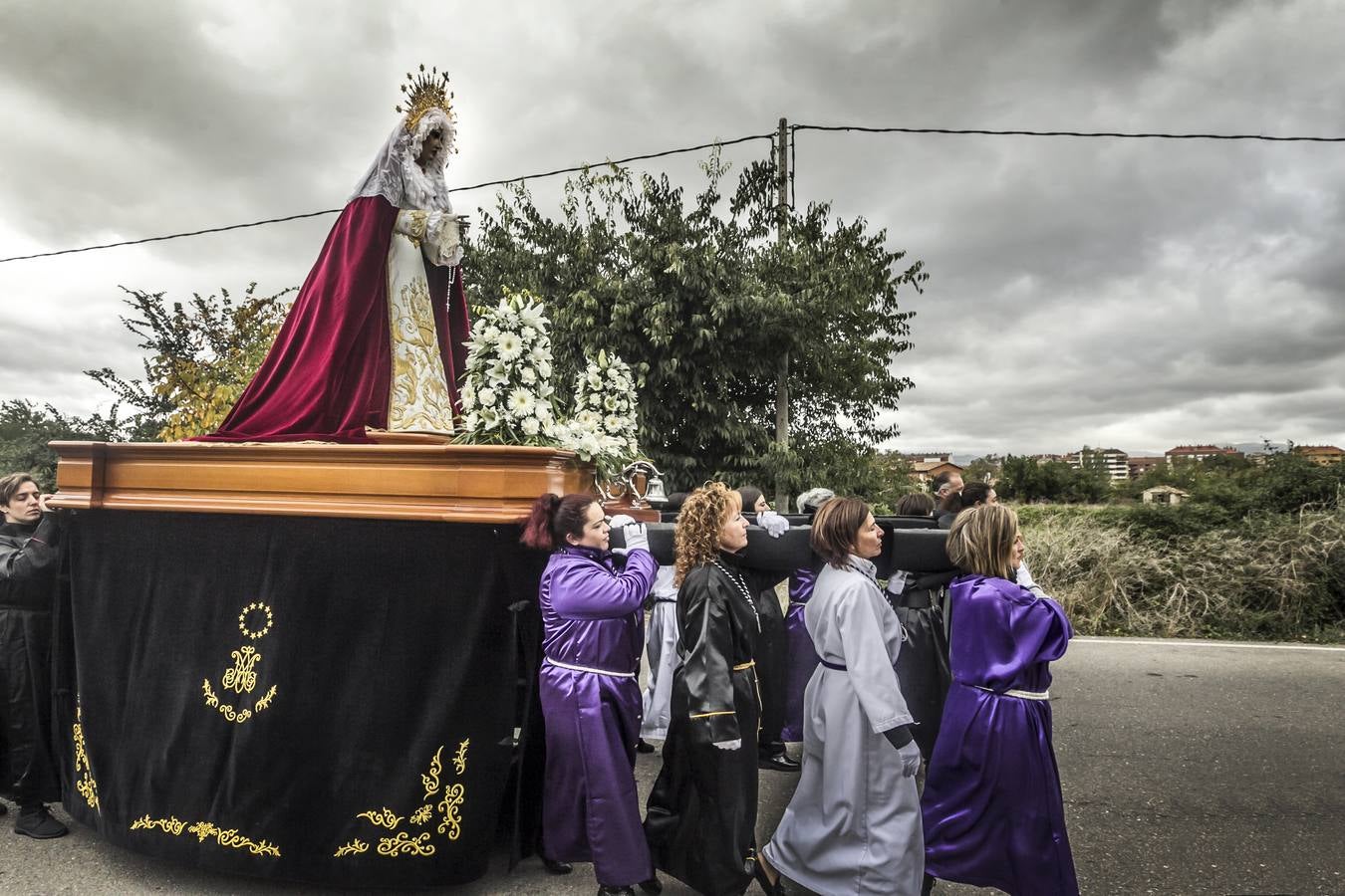 La procesión del Rosario ha partido esta mañana desde el colegio San José hasta la parroquia de La Vid, en Cascajos. Ha contado con una amplia participación de mujeres.