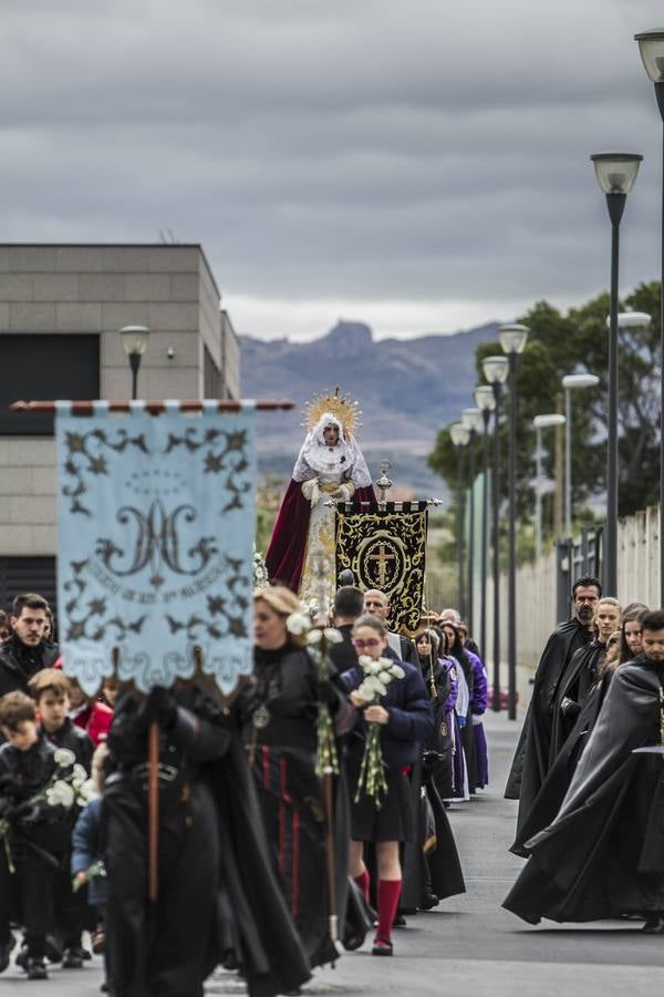 La procesión del Rosario ha partido esta mañana desde el colegio San José hasta la parroquia de La Vid, en Cascajos. Ha contado con una amplia participación de mujeres.