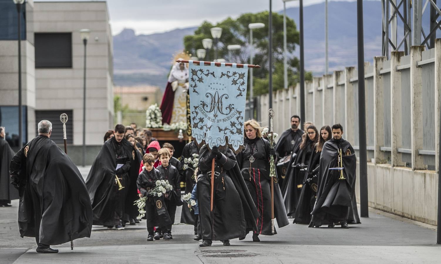 La procesión del Rosario ha partido esta mañana desde el colegio San José hasta la parroquia de La Vid, en Cascajos. Ha contado con una amplia participación de mujeres.