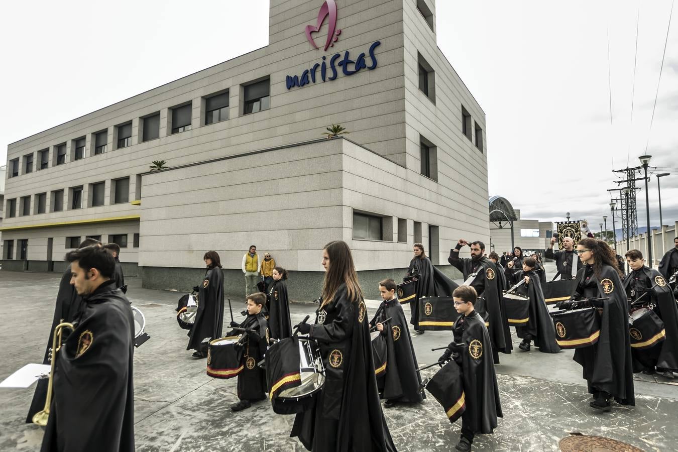 La procesión del Rosario ha partido esta mañana desde el colegio San José hasta la parroquia de La Vid, en Cascajos. Ha contado con una amplia participación de mujeres.