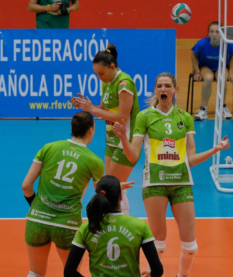 El Minis de Arluy ha ganado su quinta Supercopa al derrotar por 3-1 al Fachadas Dimurol Libby's de Tenerife en un choque en el que las jugadoras veteranas del equipo de Logroño han demostrado que mantienen su hegemonía en el voleibol femenino español.