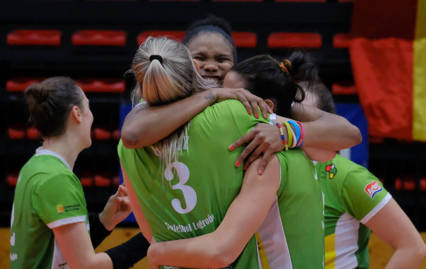 El Minis de Arluy ha ganado su quinta Supercopa al derrotar por 3-1 al Fachadas Dimurol Libby's de Tenerife en un choque en el que las jugadoras veteranas del equipo de Logroño han demostrado que mantienen su hegemonía en el voleibol femenino español.