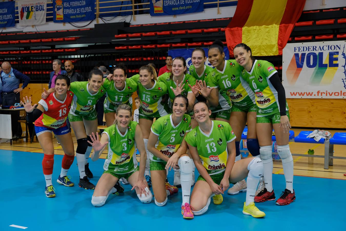 El Minis de Arluy ha ganado su quinta Supercopa al derrotar por 3-1 al Fachadas Dimurol Libby's de Tenerife en un choque en el que las jugadoras veteranas del equipo de Logroño han demostrado que mantienen su hegemonía en el voleibol femenino español.