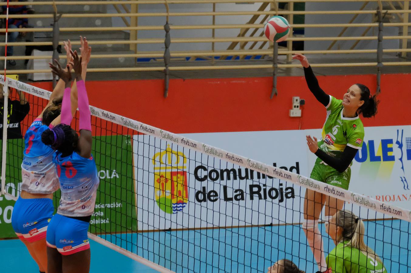 El Minis de Arluy ha ganado su quinta Supercopa al derrotar por 3-1 al Fachadas Dimurol Libby's de Tenerife en un choque en el que las jugadoras veteranas del equipo de Logroño han demostrado que mantienen su hegemonía en el voleibol femenino español.
