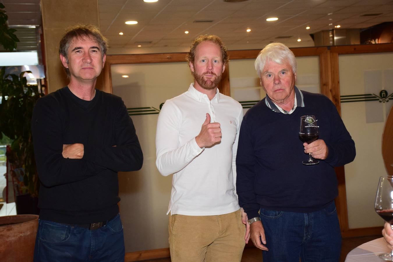 Los asistentes disfrutaron después de la jornada de juego de una cata de dos vinos de Bodegas LAN.