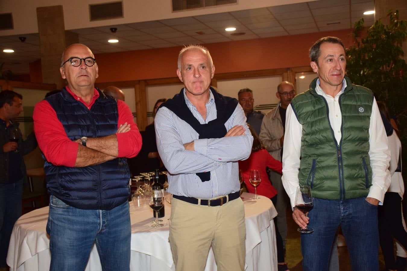 Los asistentes disfrutaron después de la jornada de juego de una cata de dos vinos de Bodegas LAN.