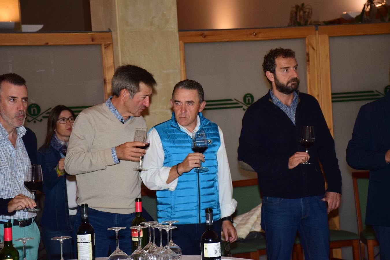 Los asistentes disfrutaron después de la jornada de juego de una cata de dos vinos de Bodegas LAN.