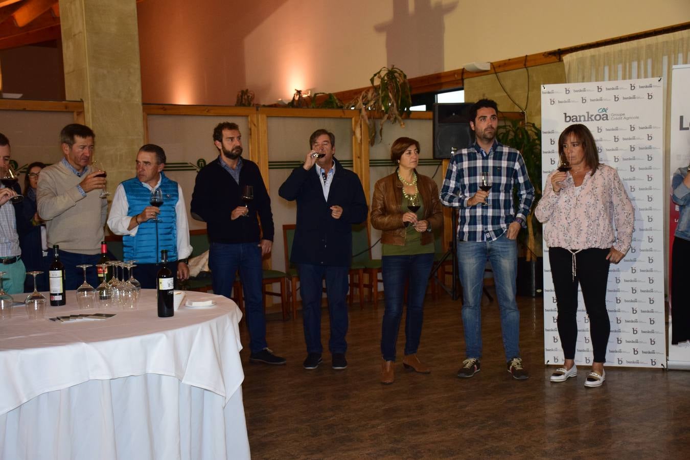 Los asistentes disfrutaron después de la jornada de juego de una cata de dos vinos de Bodegas LAN.