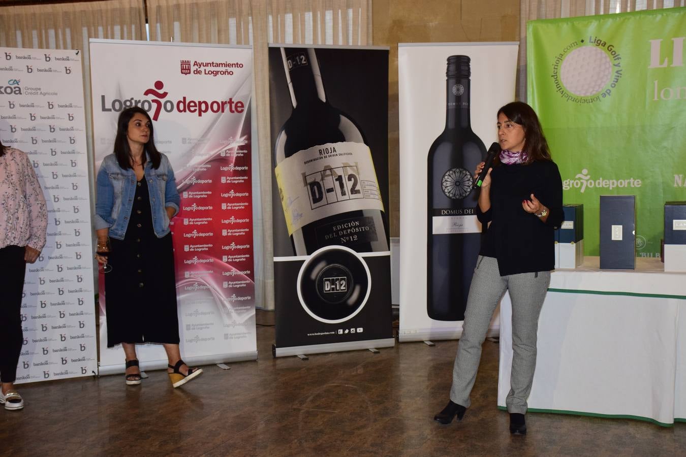 Los asistentes disfrutaron después de la jornada de juego de una cata de dos vinos de Bodegas LAN.