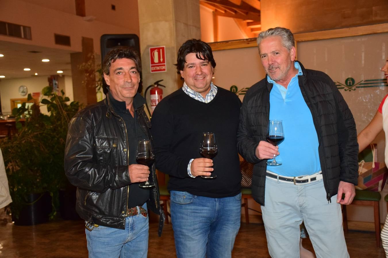 Los asistentes disfrutaron después de la jornada de juego de una cata de dos vinos de Bodegas LAN.