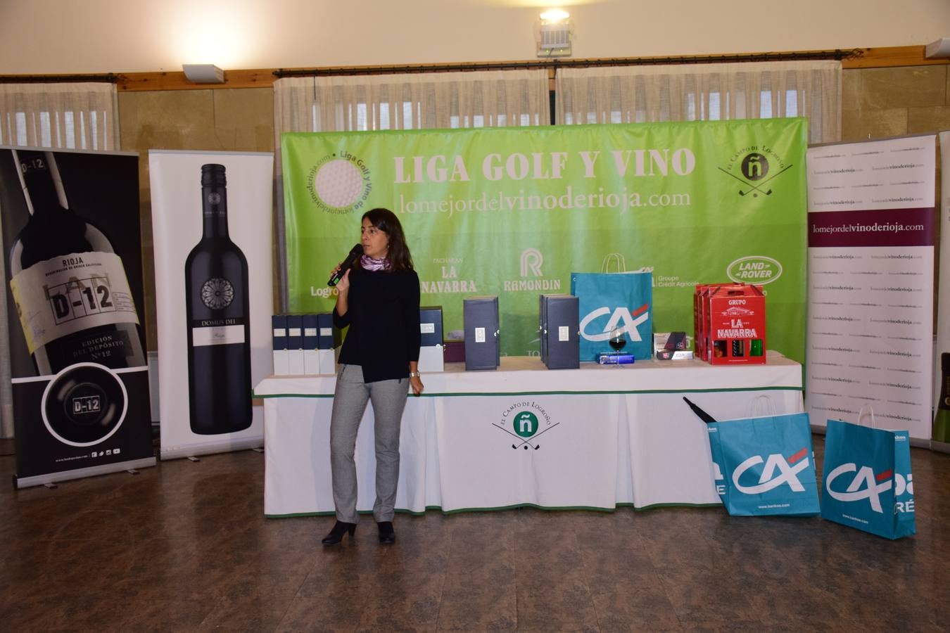 Los asistentes disfrutaron después de la jornada de juego de una cata de dos vinos de Bodegas LAN.