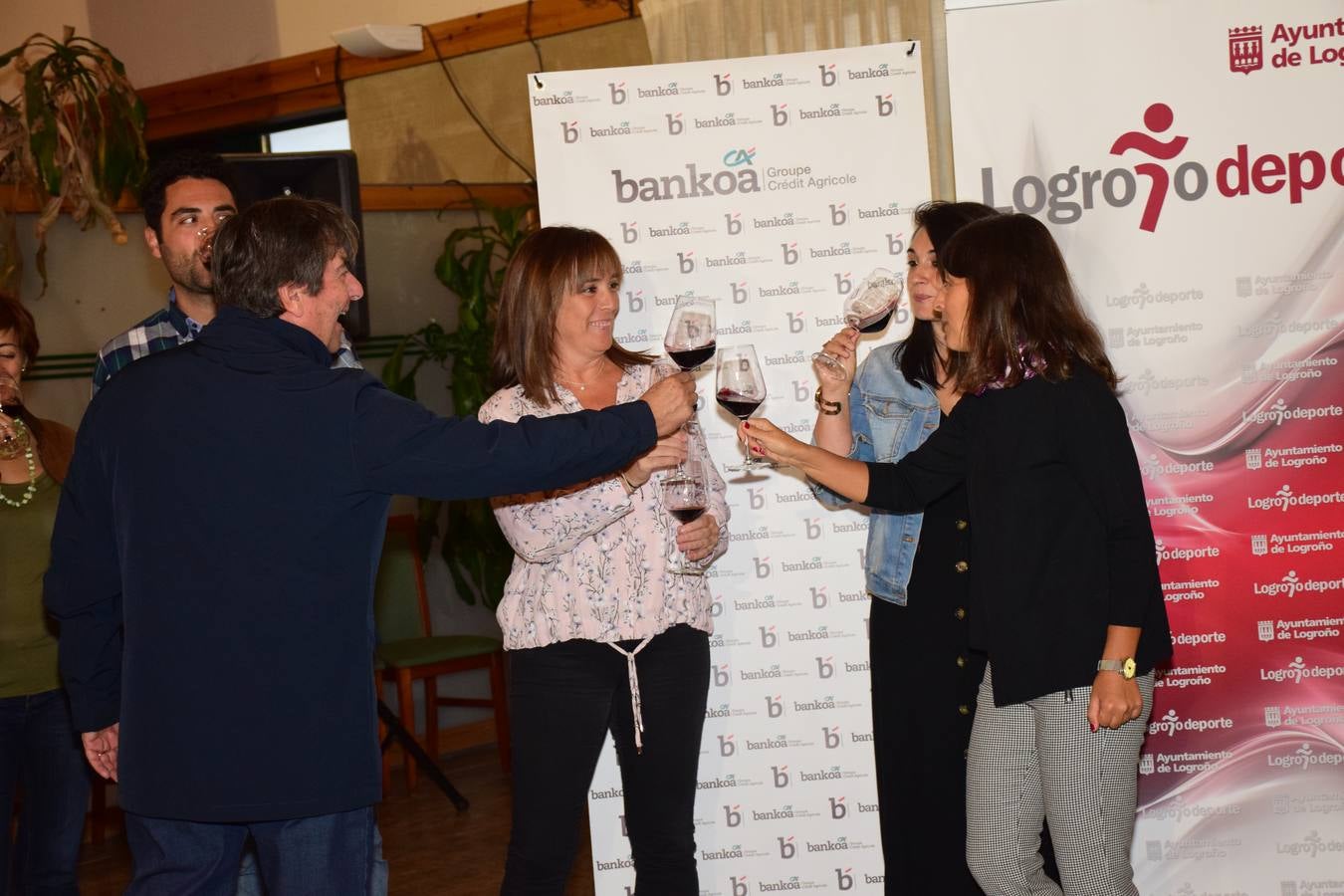 Los asistentes disfrutaron después de la jornada de juego de una cata de dos vinos de Bodegas LAN.