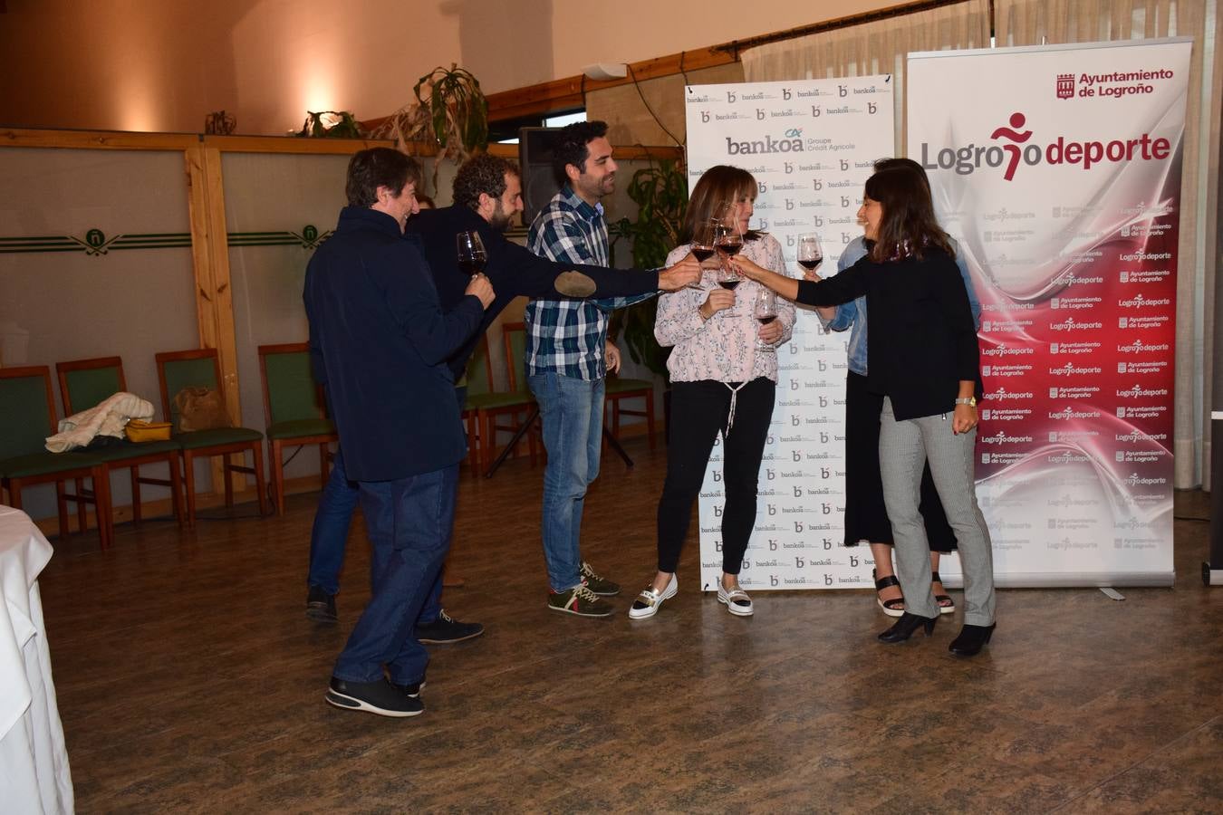 Los asistentes disfrutaron después de la jornada de juego de una cata de dos vinos de Bodegas LAN.