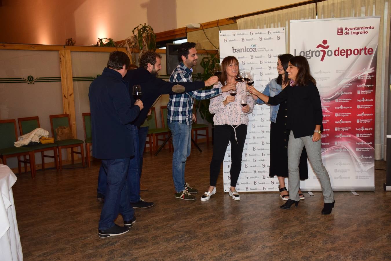 Los asistentes disfrutaron después de la jornada de juego de una cata de dos vinos de Bodegas LAN.