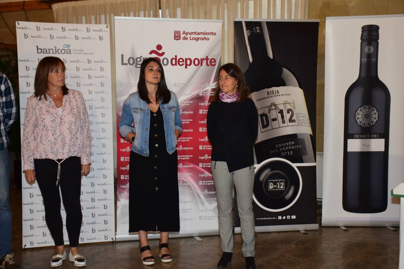 Los asistentes disfrutaron después de la jornada de juego de una cata de dos vinos de Bodegas LAN.