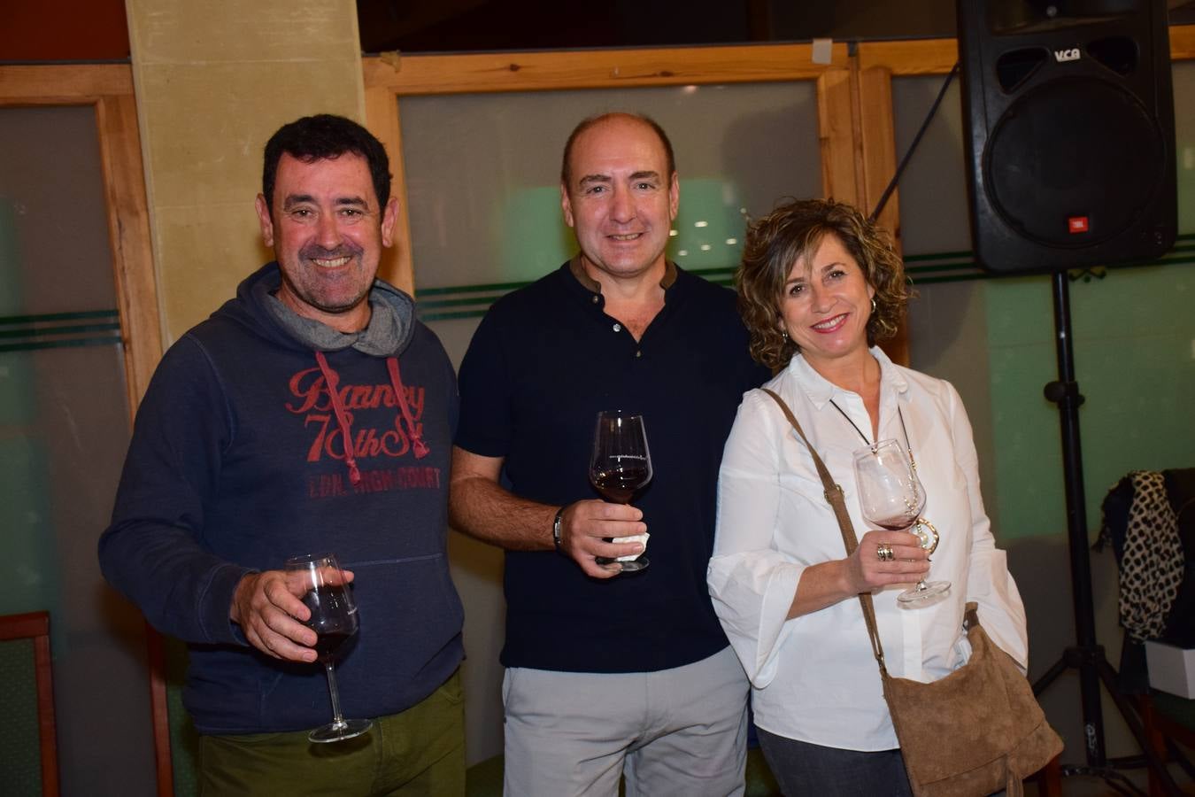 Los asistentes disfrutaron después de la jornada de juego de una cata de dos vinos de Bodegas LAN.