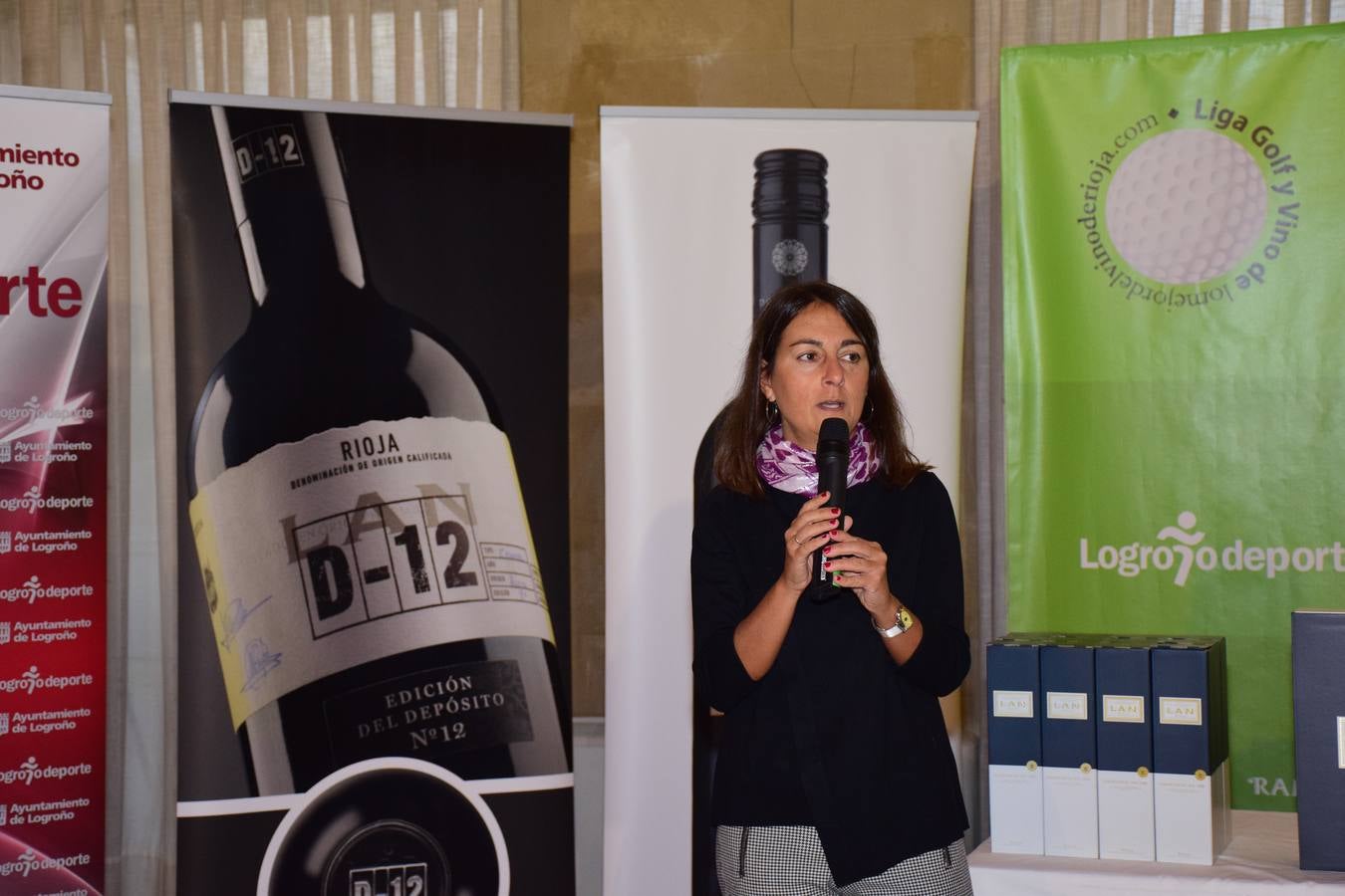 Los asistentes disfrutaron después de la jornada de juego de una cata de dos vinos de Bodegas LAN.